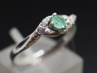 Серебряное кольцо с натуральным изумрудом и фианитами - 160