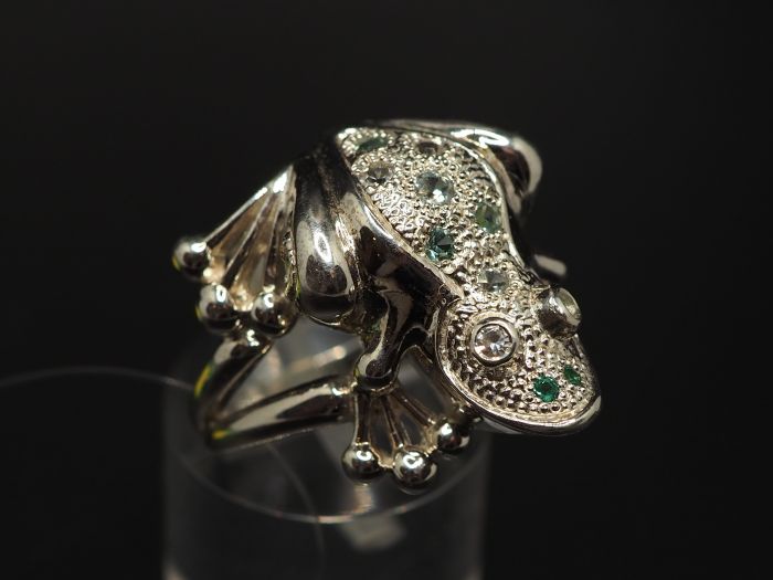 Серебряное кольцо с изумрудом 0.02 карат - 295