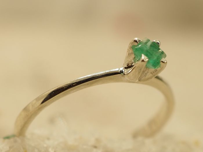 Серебряное кольцо с натуральным изумрудо-740