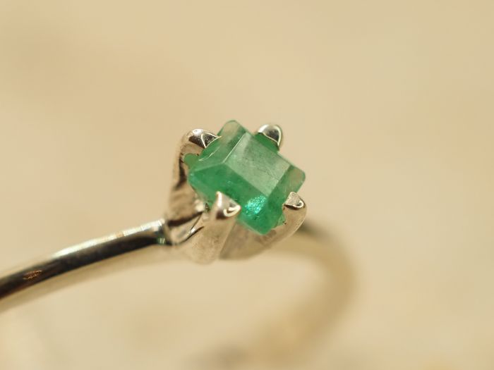 Серебряное кольцо с натуральным изумрудо-740